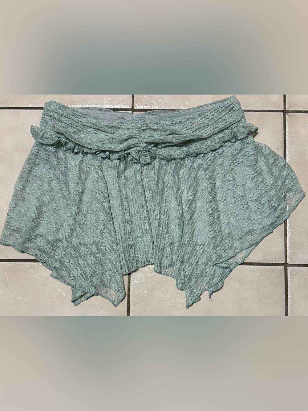 Green lace mini skirt with floral embroidery